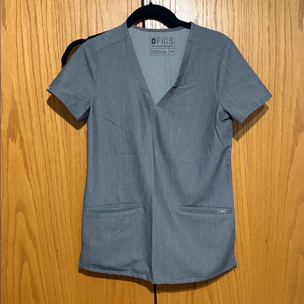 Figs women's XXS casma three-pocket scrub top in graphite gray - Picture 2 of 7